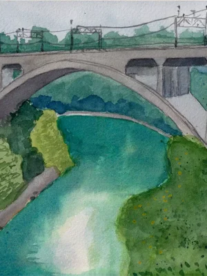 Ein Aquarell einer gro&szlig;en Bogenbr&uuml;cke, die einen blaugr&uuml;nen Fluss &uuml;berspannt, umgeben von &uuml;ppigen gr&uuml;nen B&auml;umen und Bl&auml;ttern, mit sichtbaren Hochspannungsleitungen auf der Br&uuml;cke.